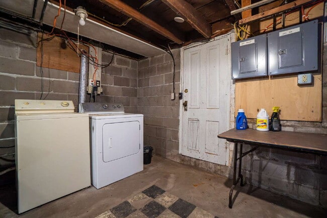 Building Photo - Updated 3-Bedroom Townhouse-Style Duplex with Modern Kitchen & Bath – Pets Welcome!
