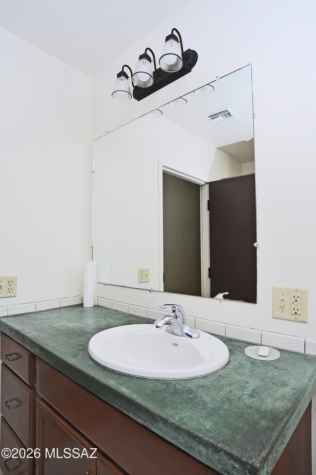 Building Photo - 1040 E Halcyon Rd