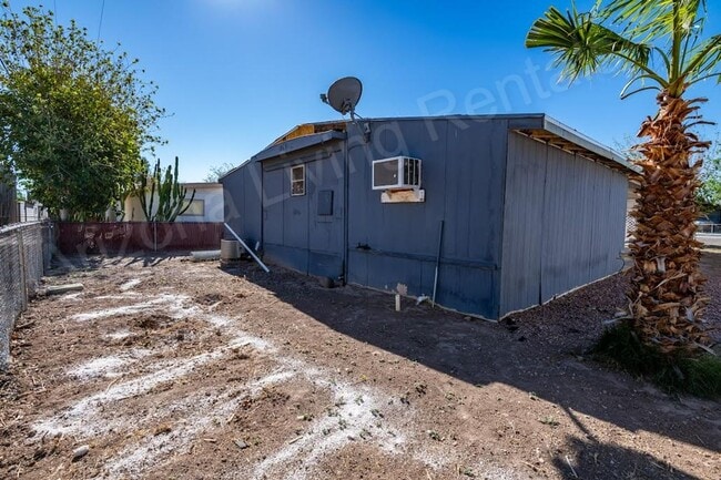Building Photo - COZY & SPACIOUS