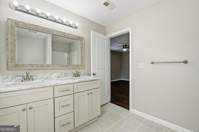 Building Photo - 250 Maple St