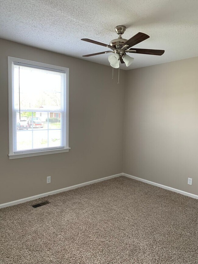 Building Photo - 3 Bedroom Home For Rent in St. Bethlehem Area!