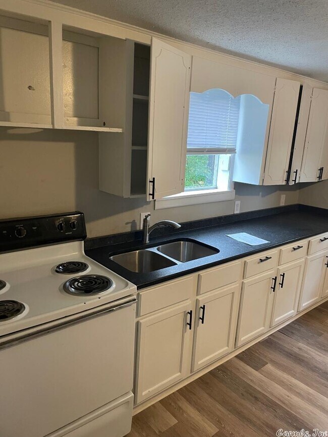 Building Photo - 202 Roosevelt Rd