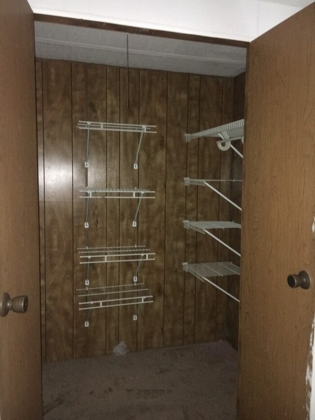 Building Photo - Charming 2 BR mobile home, minutes to Wrig...