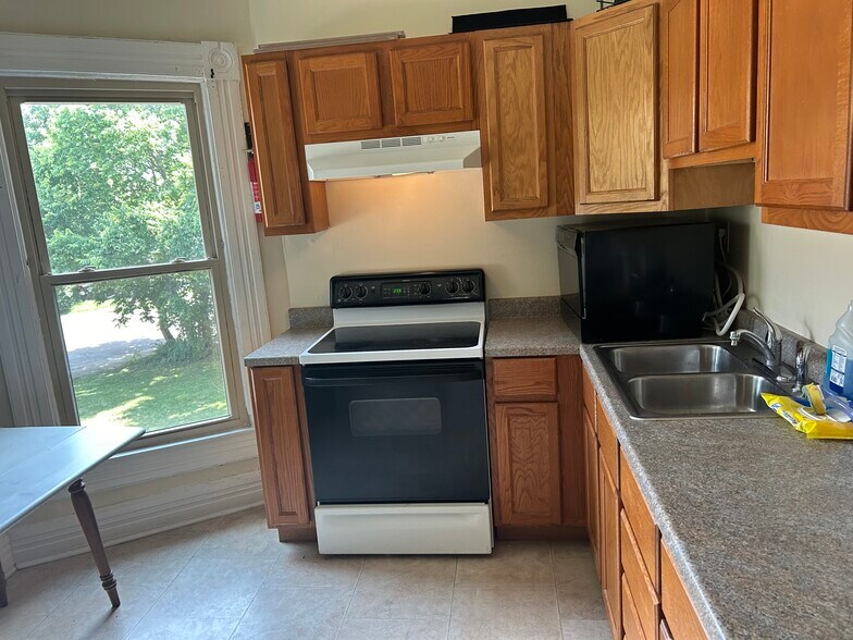 Kitchen - 257 Yankee Rd