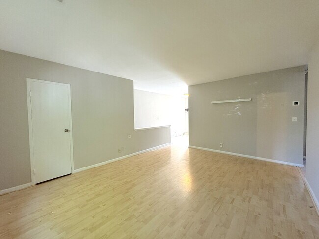 Building Photo - Welcome to this well-maintained top-floor condominium