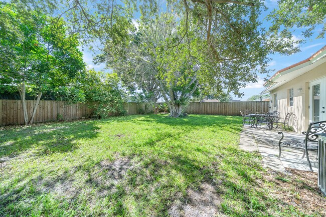 Building Photo - 2147 Sandalwood Dr