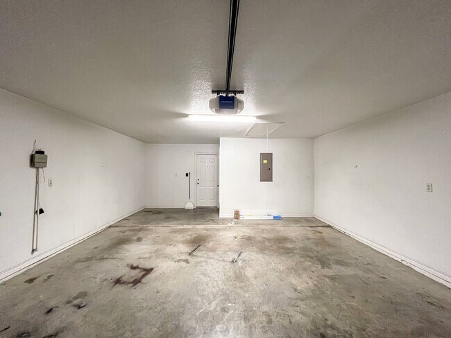 Building Photo - Available NOW!!!! This charming 1 story, 3...