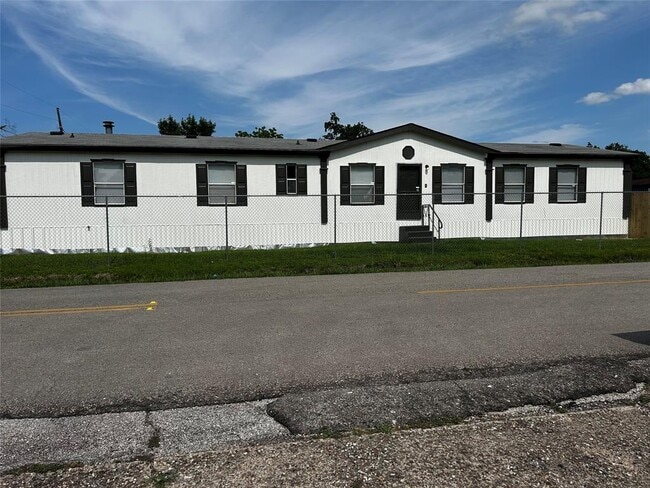 Building Photo - 219 Blinkin Ave
