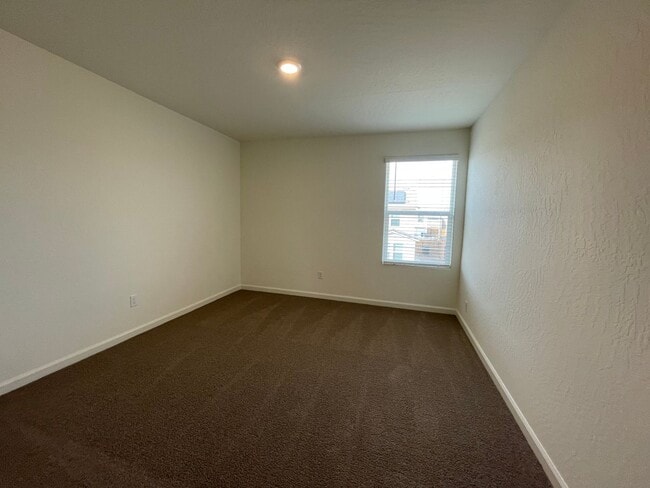Building Photo - 661 Suzanne Dr