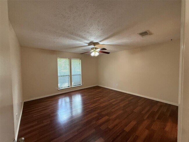 Building Photo - 3031 Green Fields Dr