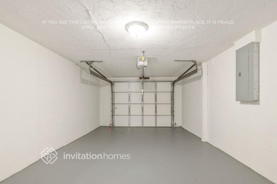 Building Photo - 16033 Villa Dr