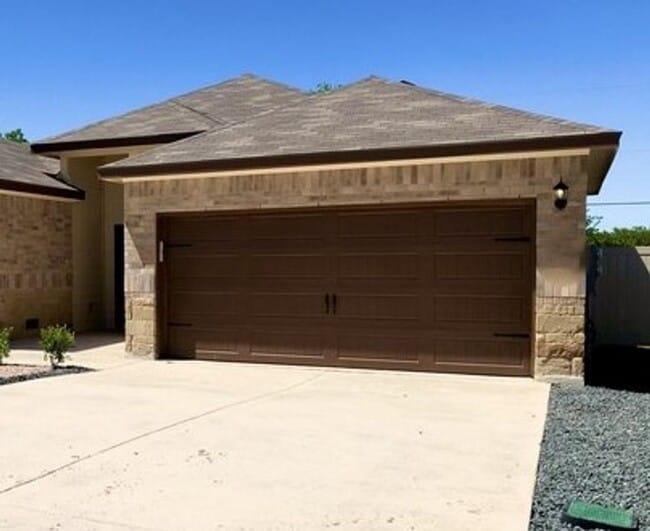 Building Photo - Modern Luxury Duplex in Seguin!