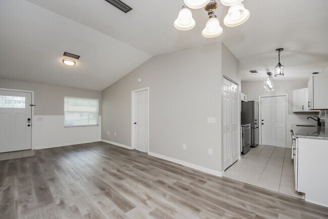 Building Photo - 204 Lily Pad Ln