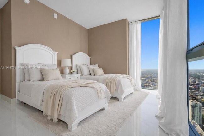 Building Photo - 700 NE 24th St