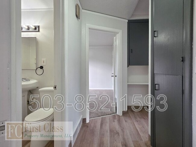 Building Photo - 5325 SE Reedway St