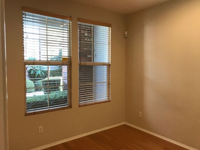 Building Photo - Located in the very popular northwest area in Glendale