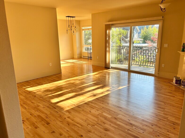 Living room without furniture - 107 El Camino Real