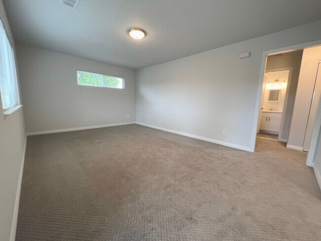 Building Photo - 1612 Mendenhall Dr