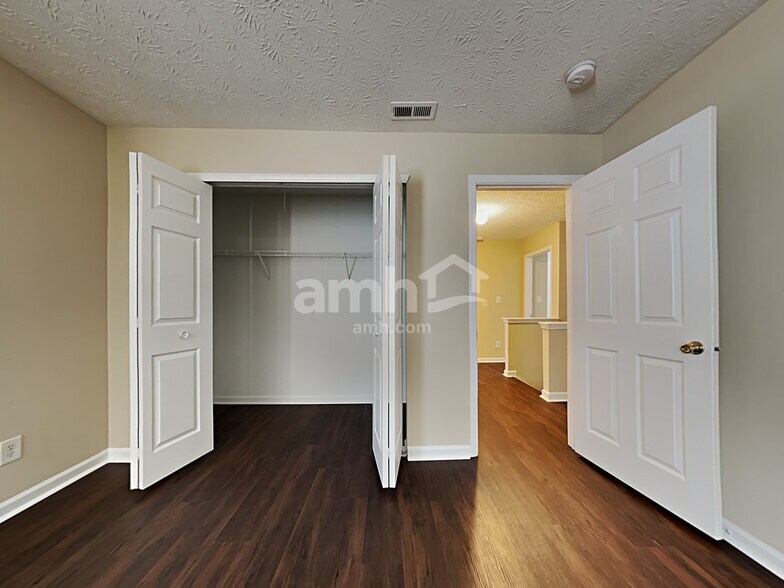 Building Photo - 881 Yellowwood Dr