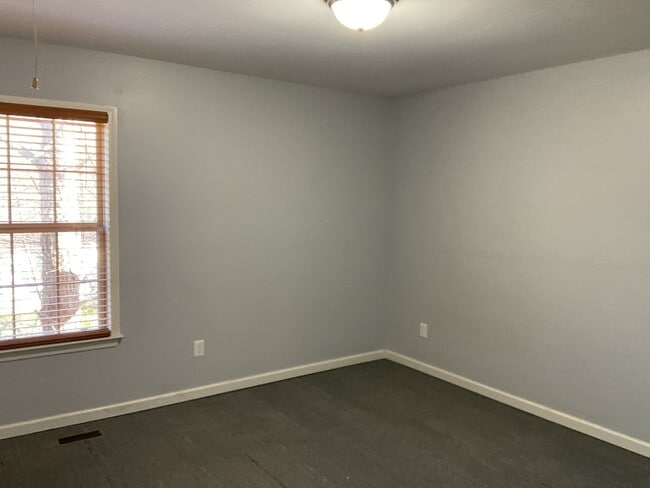 Building Photo - 10 Sarah St NW