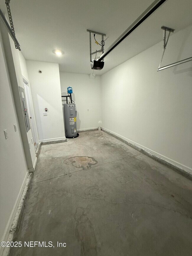 Building Photo - 625 Holly Lks Dr