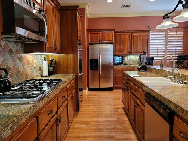 Building Photo - Very nice custom Camarillo 4+4 family home in great private location!