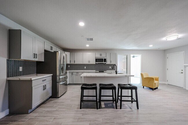 Building Photo - 11207 S Iroquois Dr