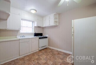 Building Photo - 944 St Charles Ave NE