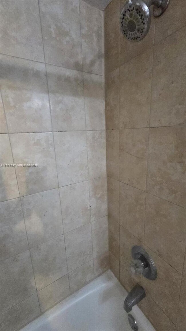 Building Photo - 1125 NE 16th Pl