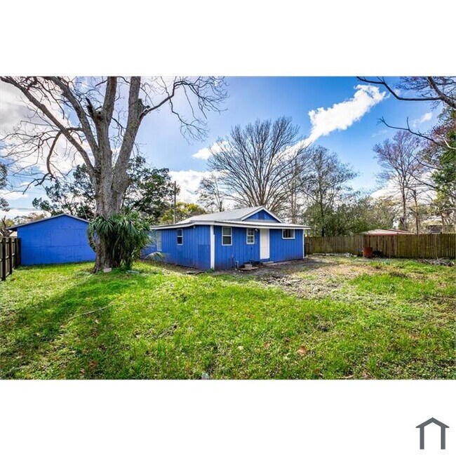 Building Photo - 531 New Berlin Rd