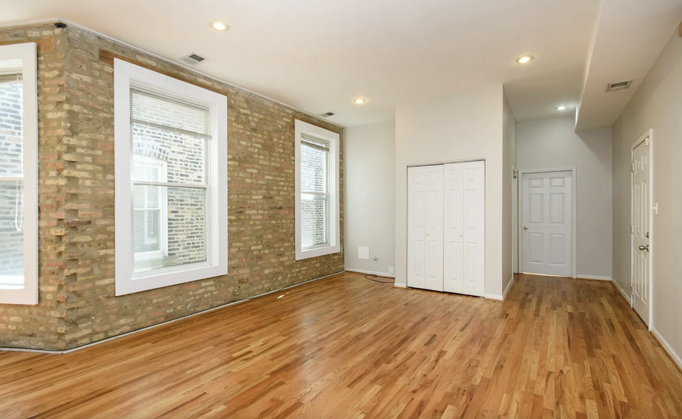Building Photo - 835 N Damen Ave