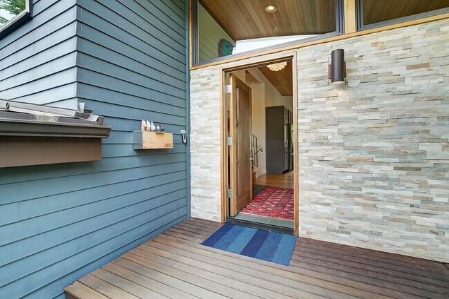 Primary Photo - 4Bd/2.5Ba Seattle Home