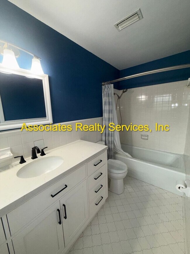 Building Photo - Beautiful 4bed/3bath Corner Lot in Suburban Heights