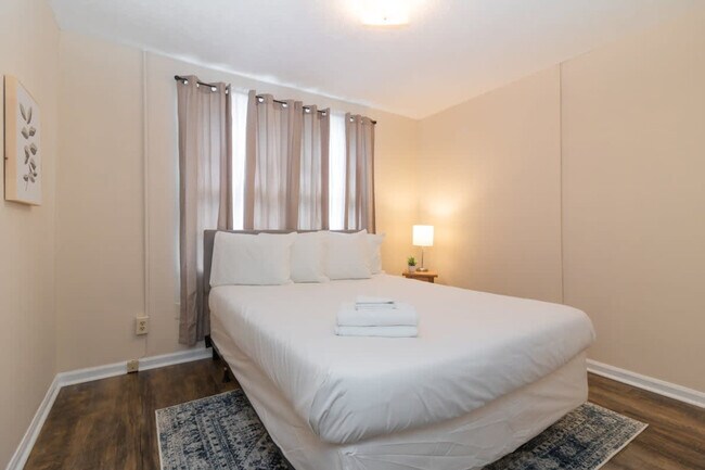 Building Photo - 3912 Crestview Dr