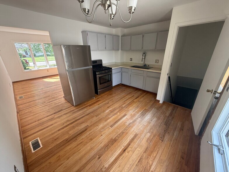 Kitchen - 6095 S Mohawk Ave