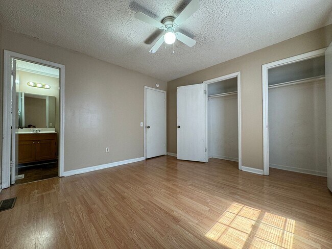 Building Photo - 1620 Hickory Pl