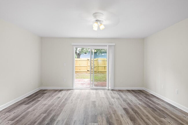Building Photo - 11359 Bedford Oaks Dr