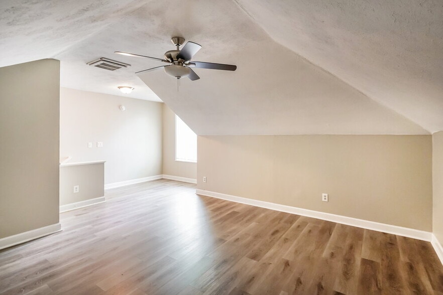 Building Photo - 630 Butternut Trce