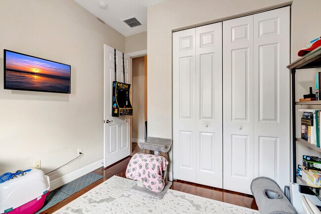 Building Photo - 2500 Venetian Ct