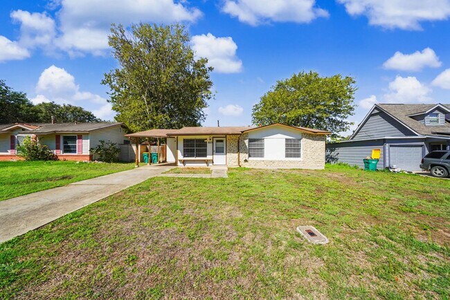 Building Photo - Charming 3-Bedroom Home in Universal City - Realtor Commission: $350