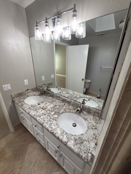 Primary Bathroom - 2338 Langhorn St