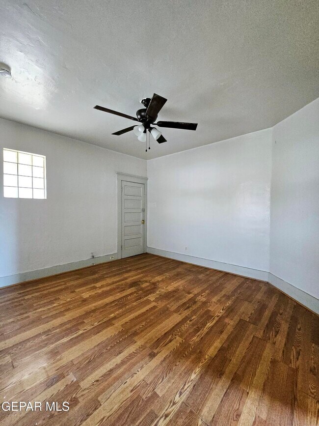 Building Photo - 2526 Yandell Dr