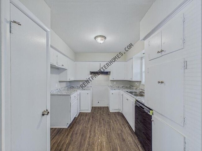 Building Photo - 202 S Claremont Ave