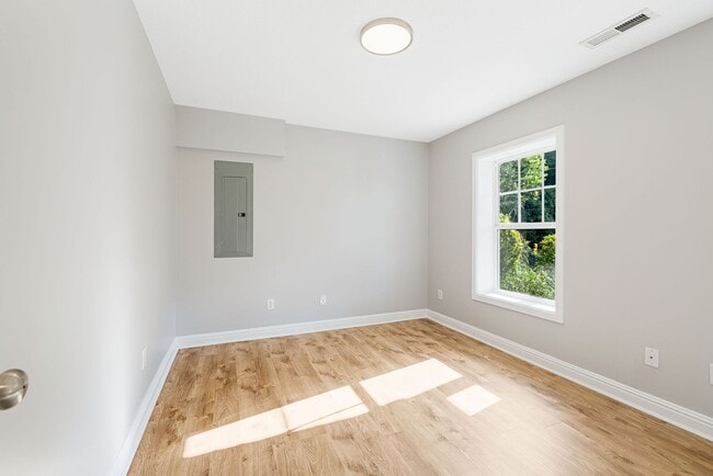 Building Photo - Newly Renovated 3-Bedroom Home with Modern Upgrades Minutes from Woodfin, Downtown Asheville, & W...