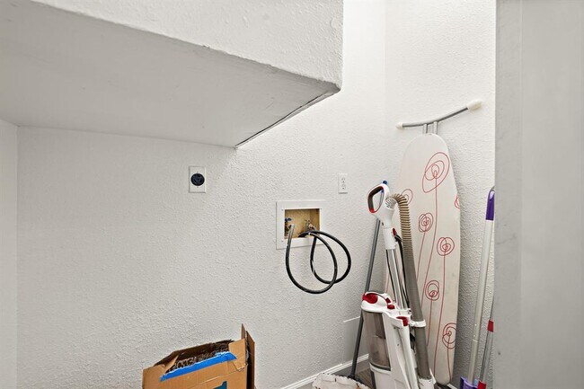 Building Photo - 1601 Faro Dr