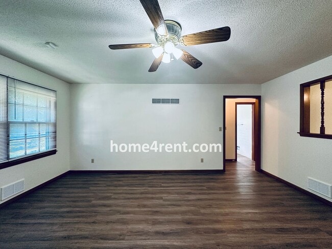 Building Photo - Charming Duplex Style Home with New Paint, Updated Floors, Finished Basement and a Quiet Back Patio!