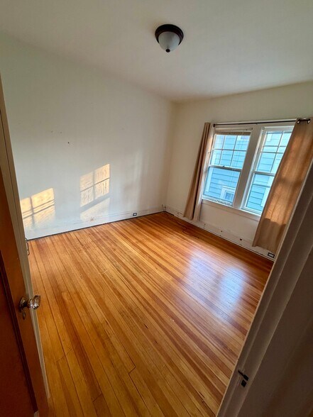 Building Photo - 554-556 Whittier Ave
