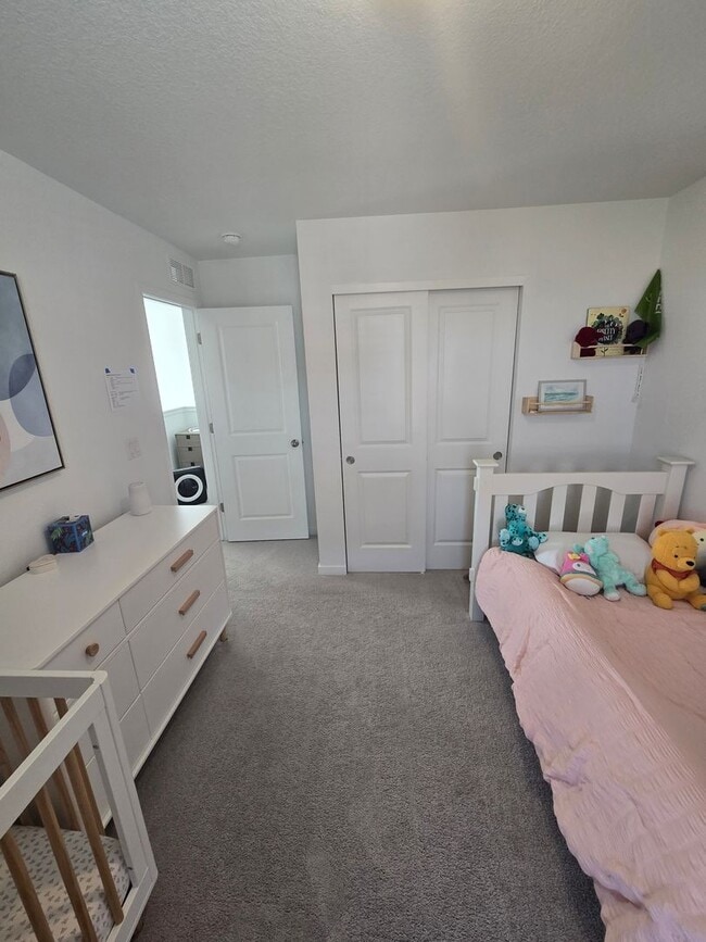 Building Photo - Spacious 4B/3B Available Early April!