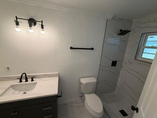 Building Photo - 8415 Glen Regal Dr