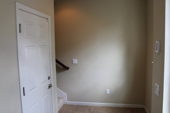 Building Photo - Beautiful 3 Bed, 3 Bath Condo in Perfect M...